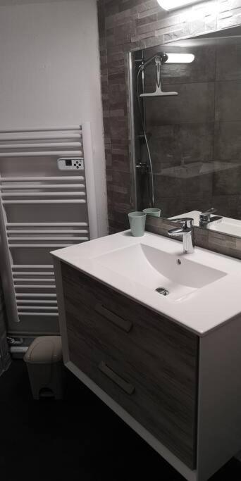 Duplex Au Centre Ville, Dans Cour Interieure Calme Dole Luaran gambar